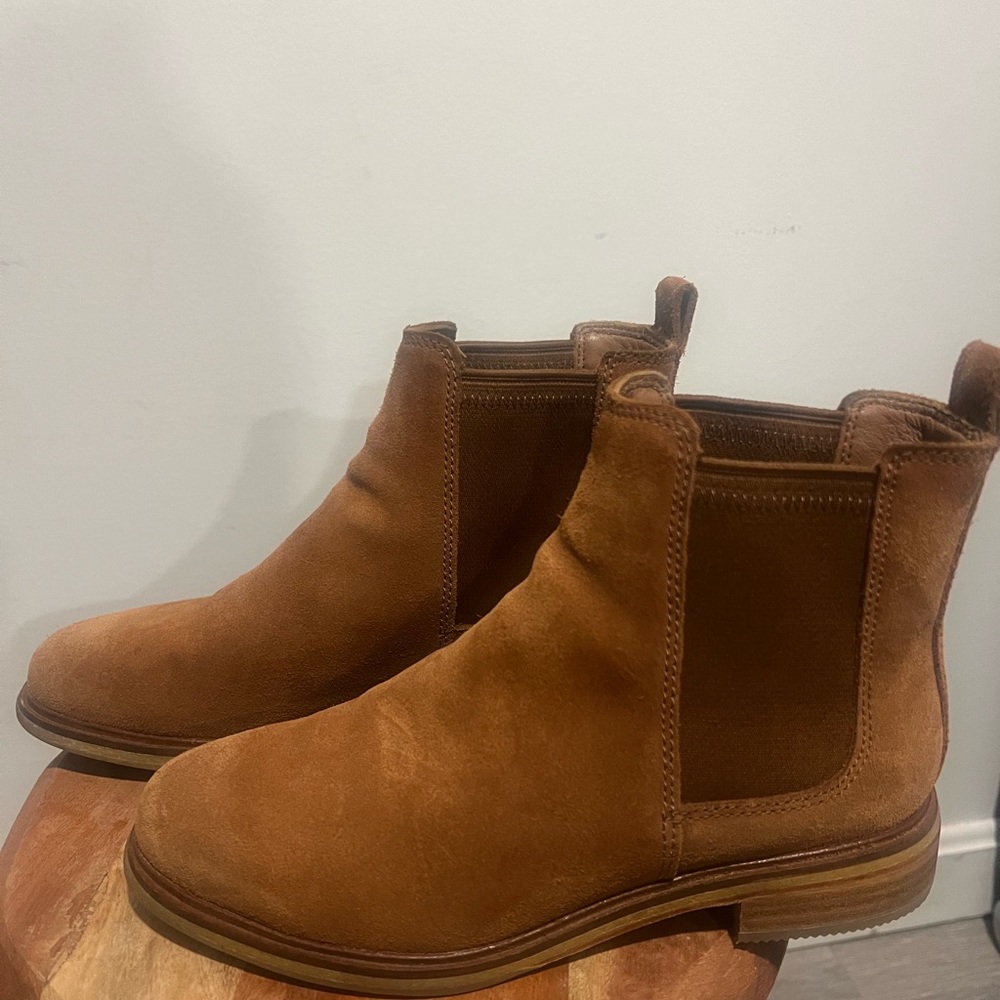 Women’s Clarks Chelsea Boots Size 7